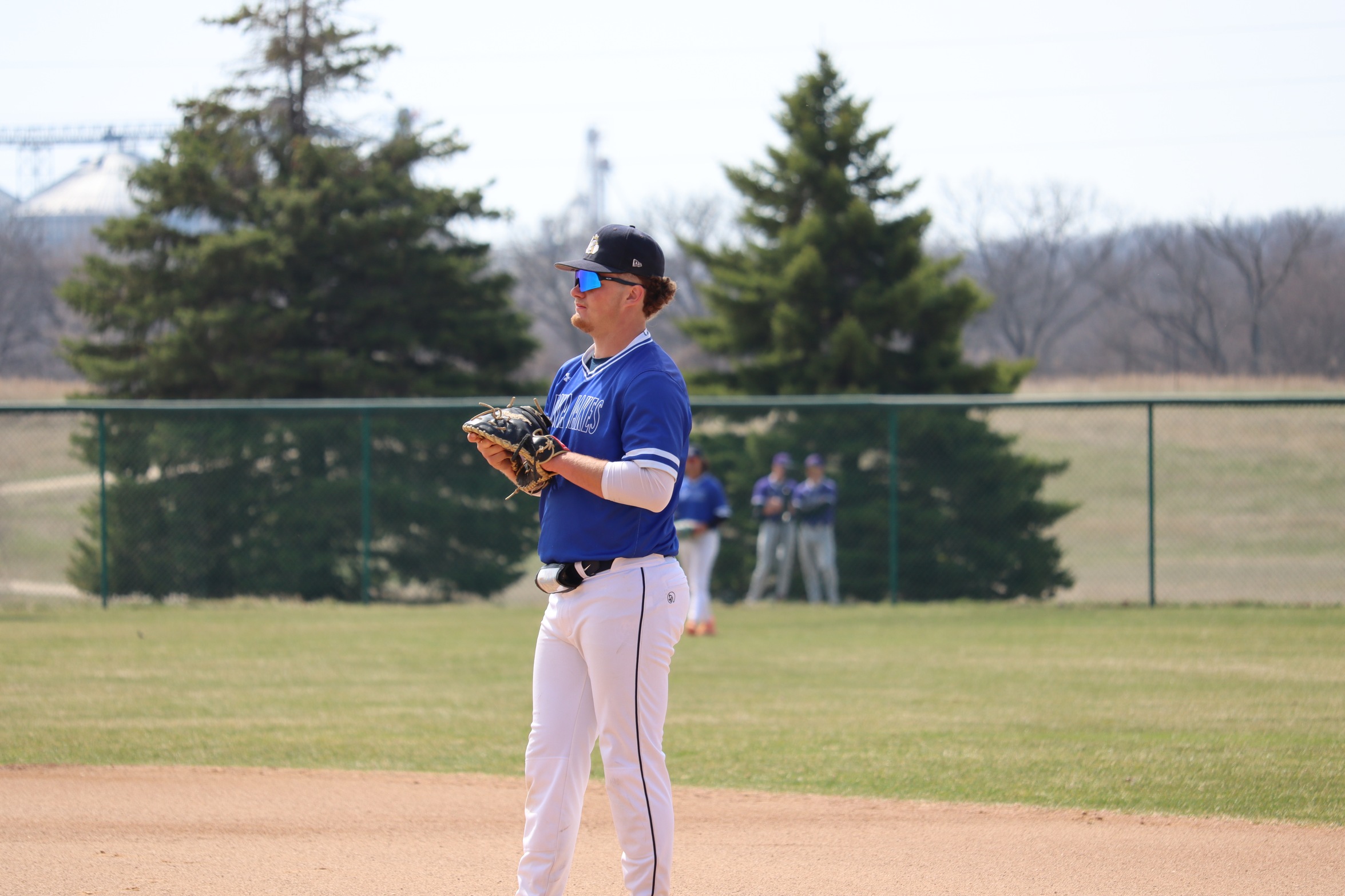 Panthers sweep Lakers