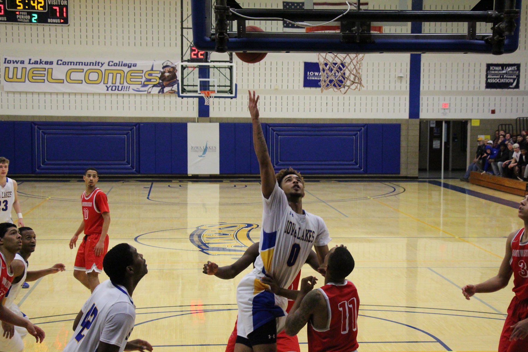 Lakers 101 Eagles 73