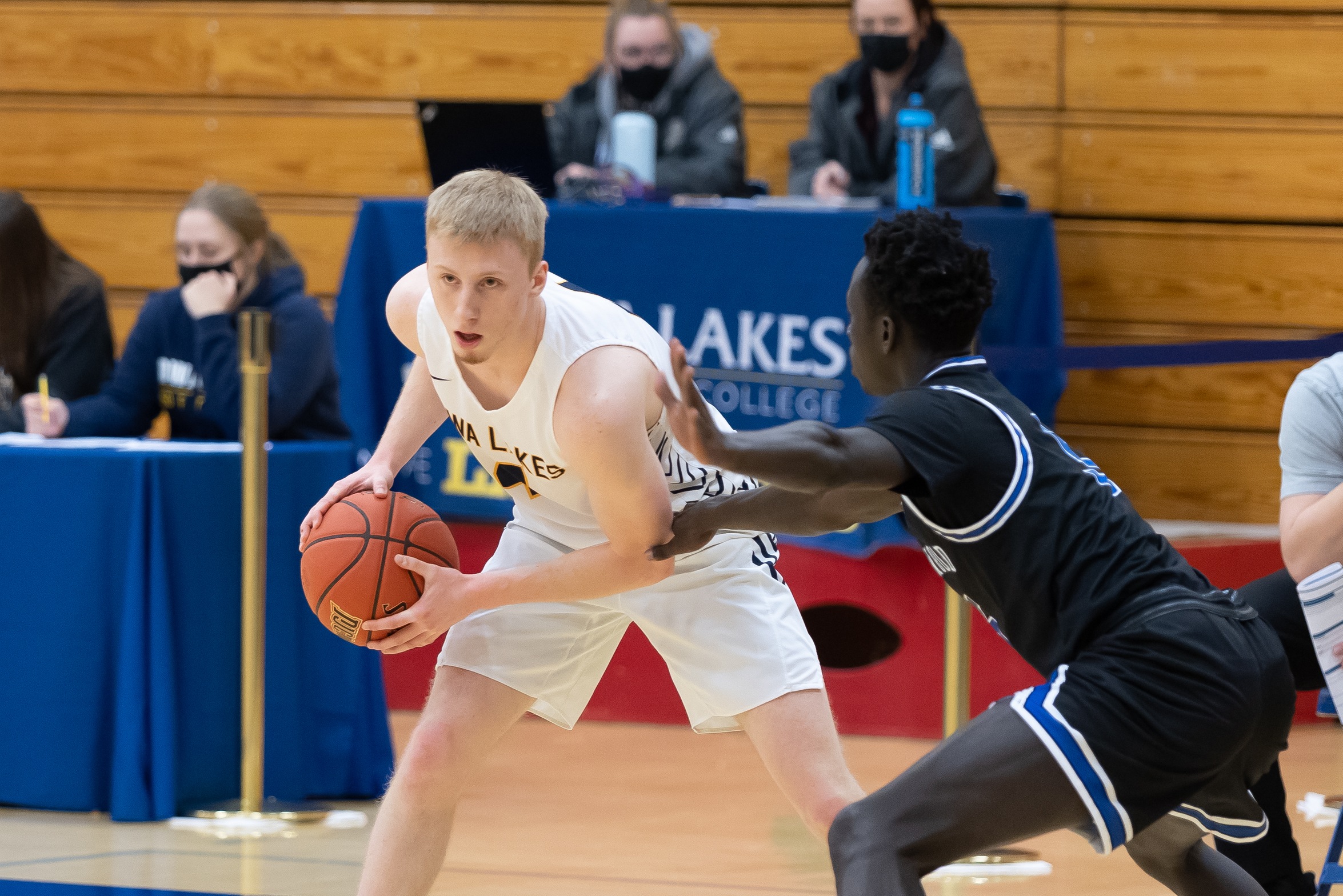 Lakers win on the road