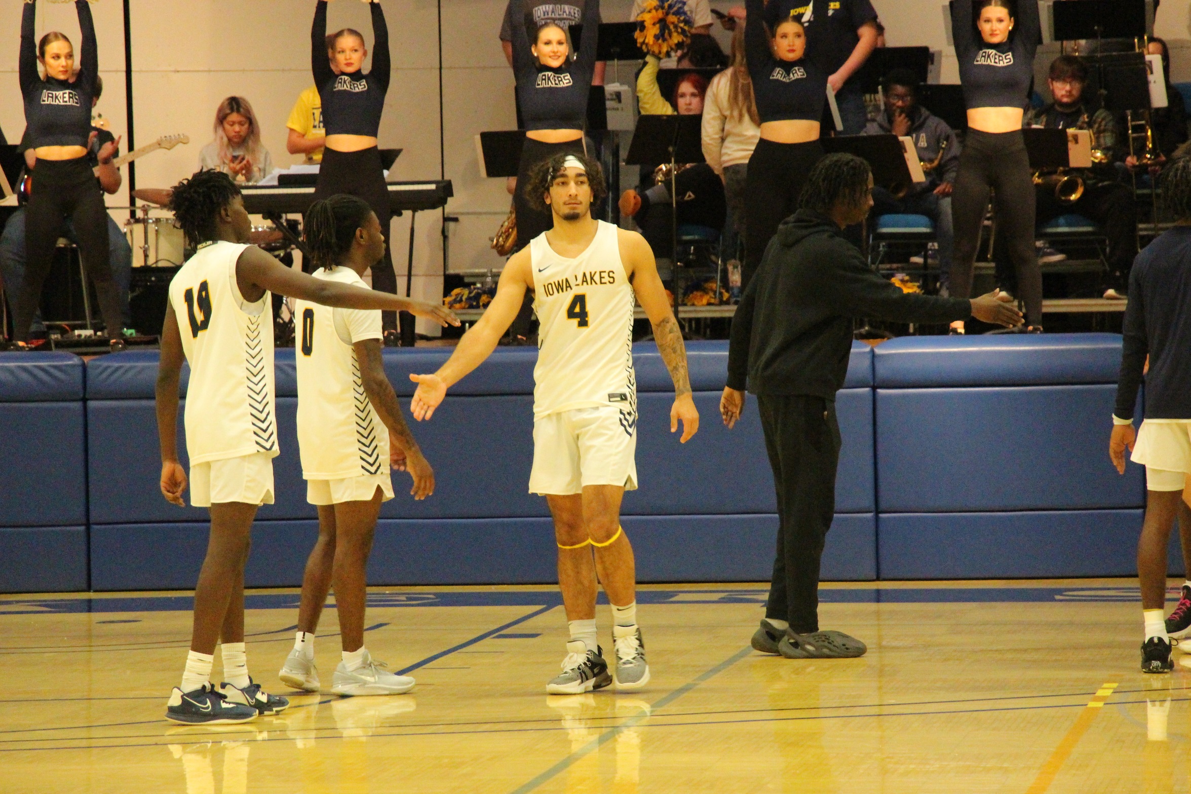 Lakers Split on weekend
