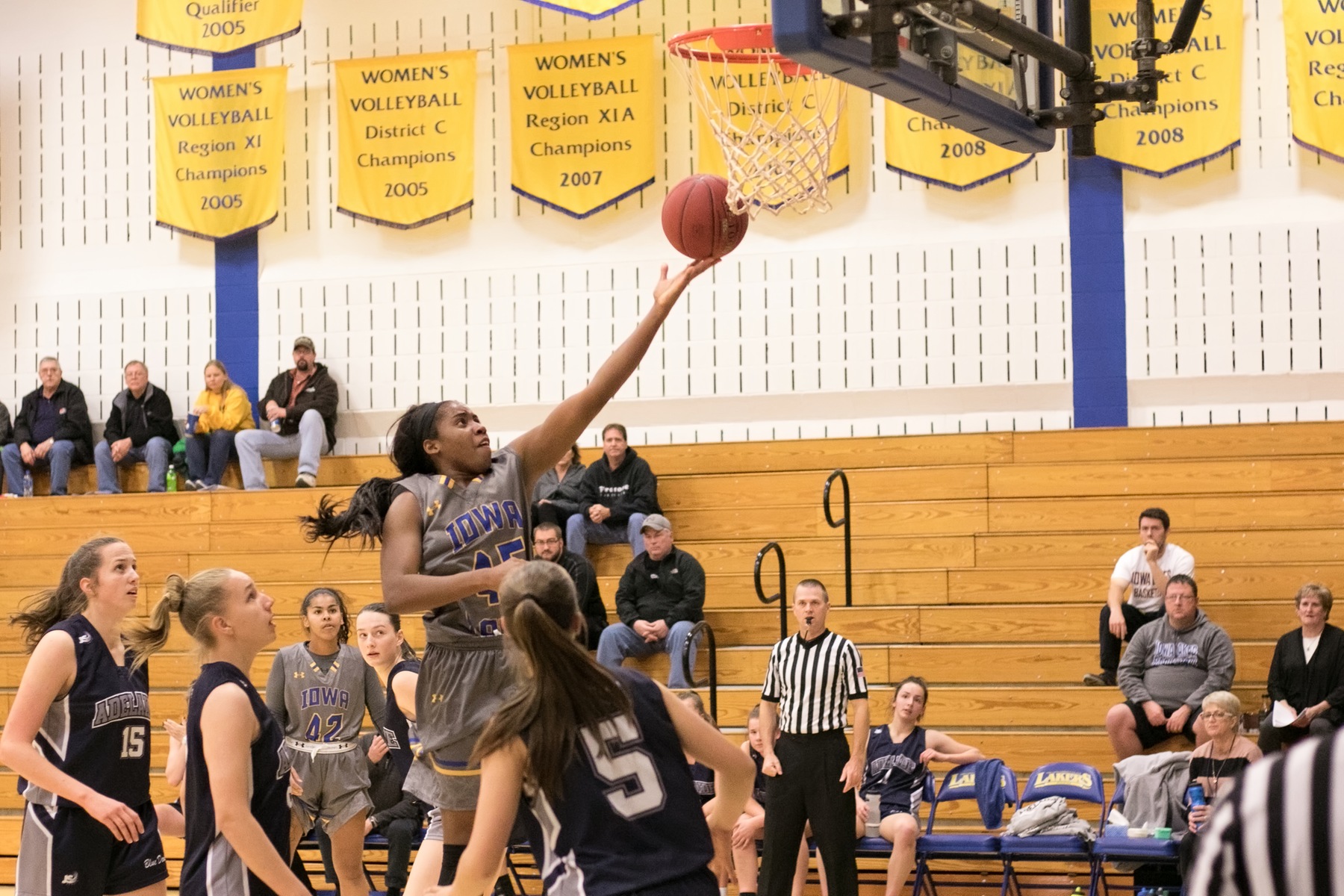 Lakers win at home