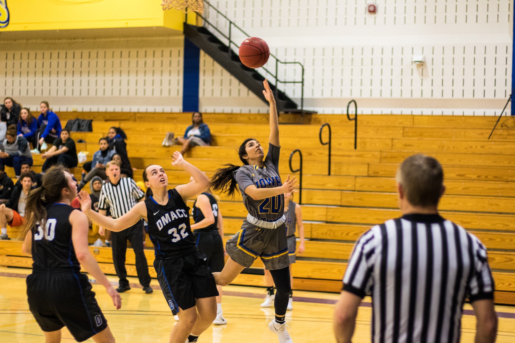 Lakers win big at home