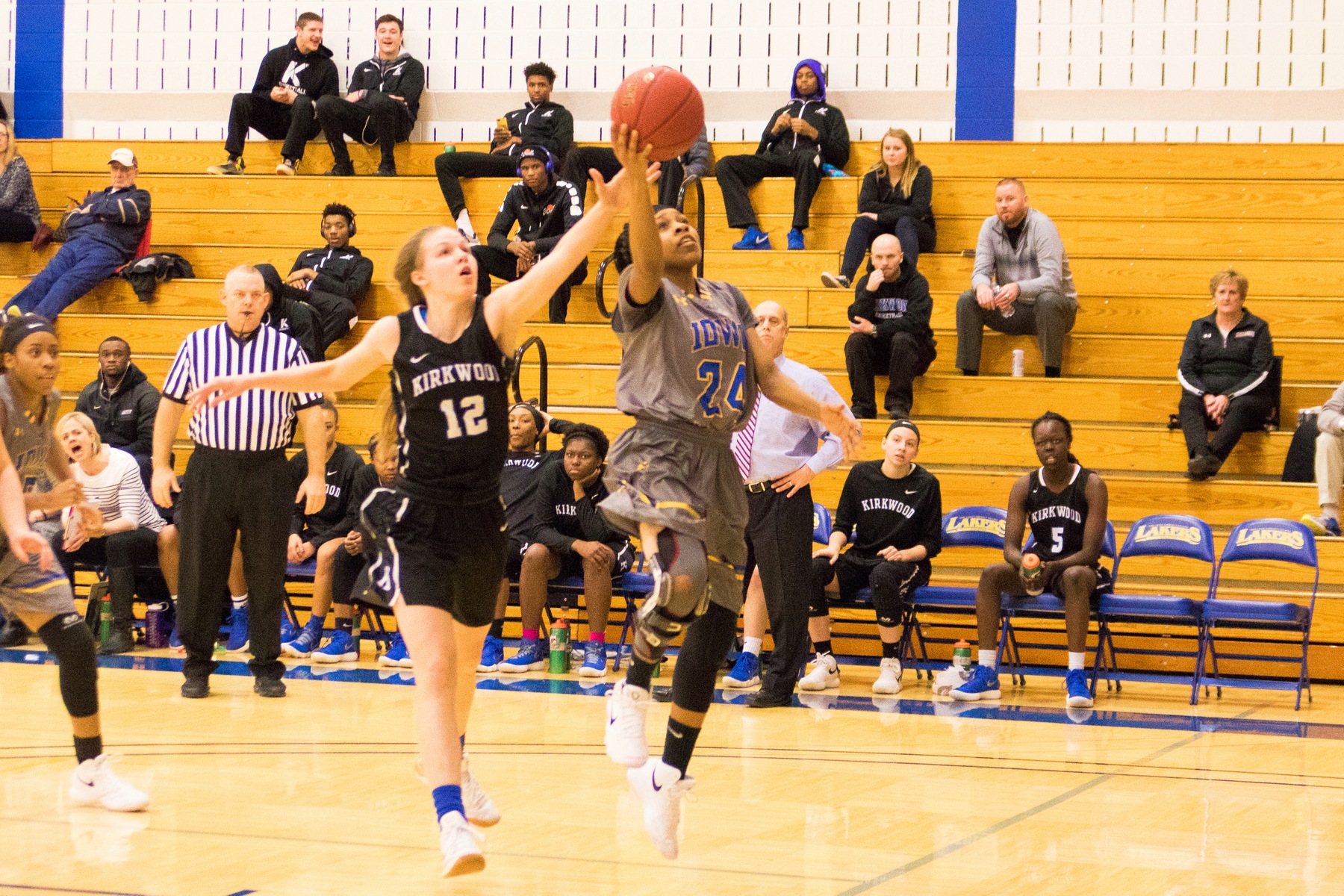 Lakers drop one on the road