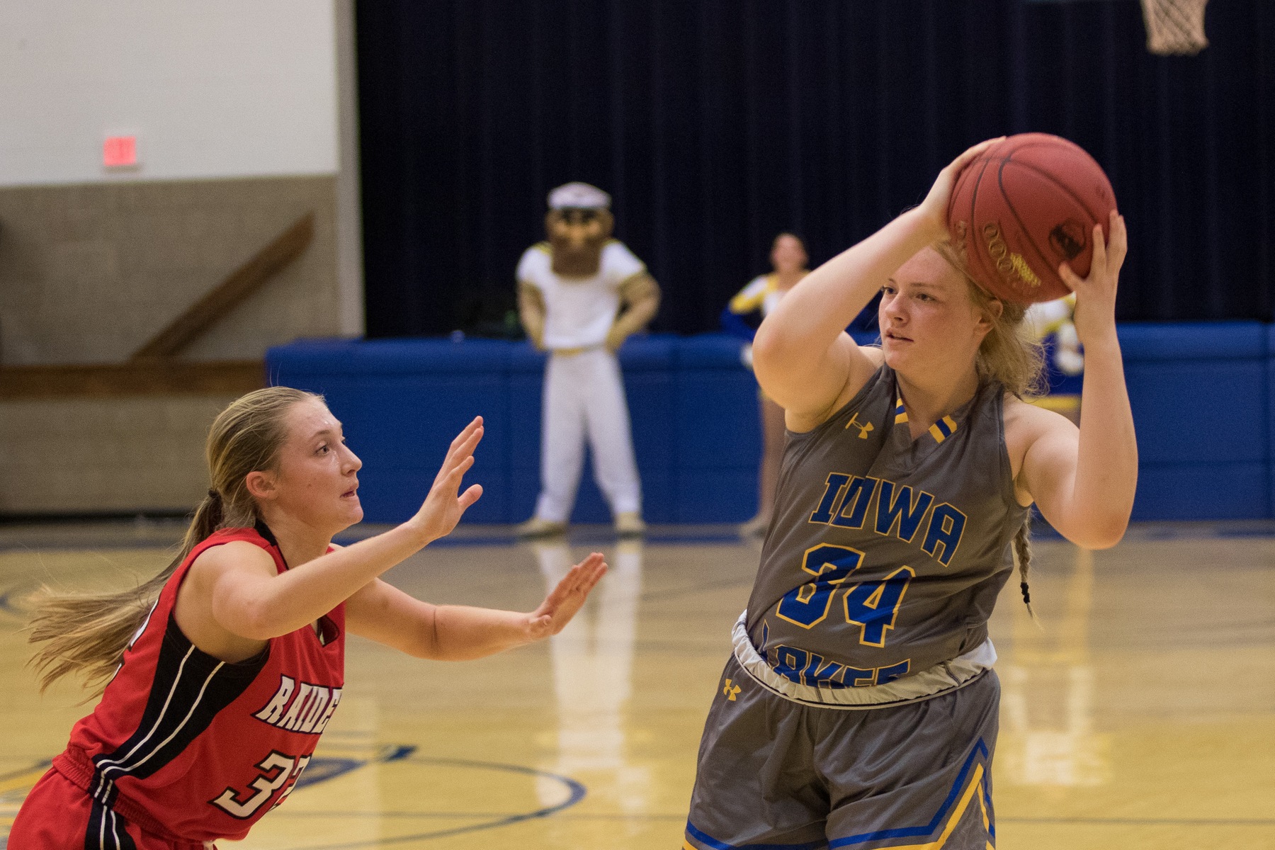Alisa Anderson looks to pass.