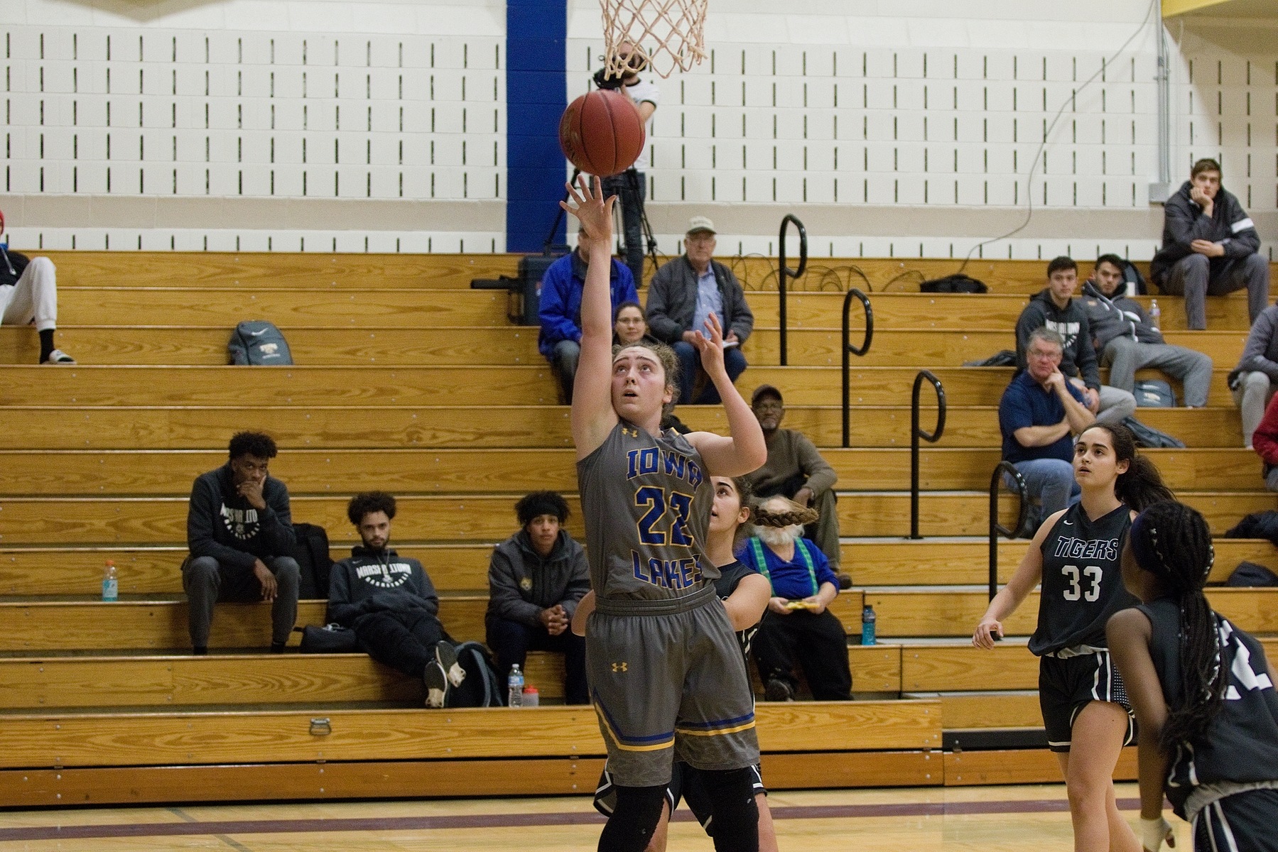Iowa Lakes Defeats Southwestern