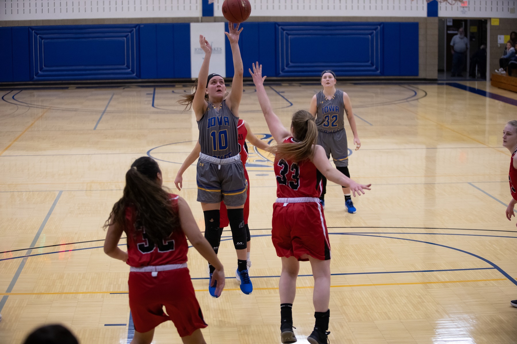 Iowa Lakes Defeats Southwestern