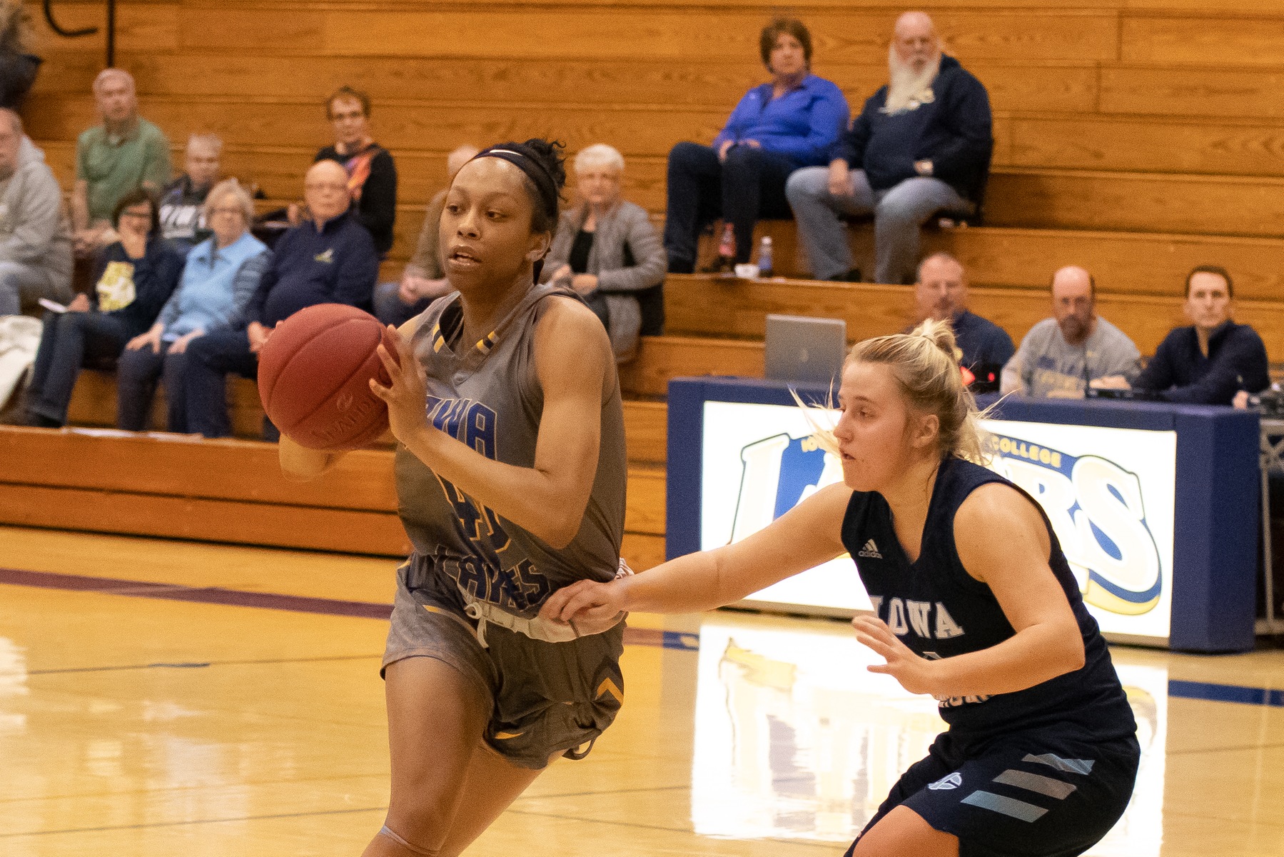 Lakers Top DMACC