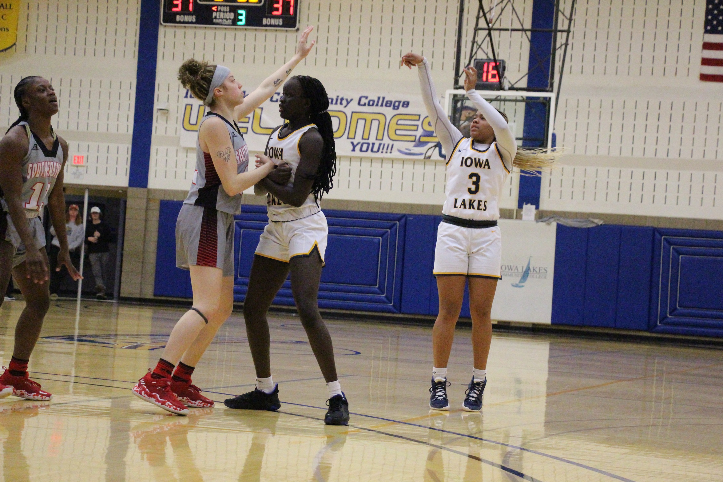 Iowa Lakes Defeats Northeast