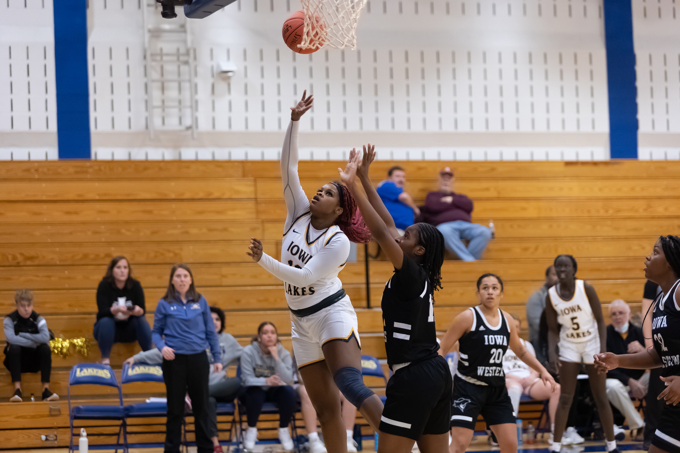 Lakers Top the Bears on the Road