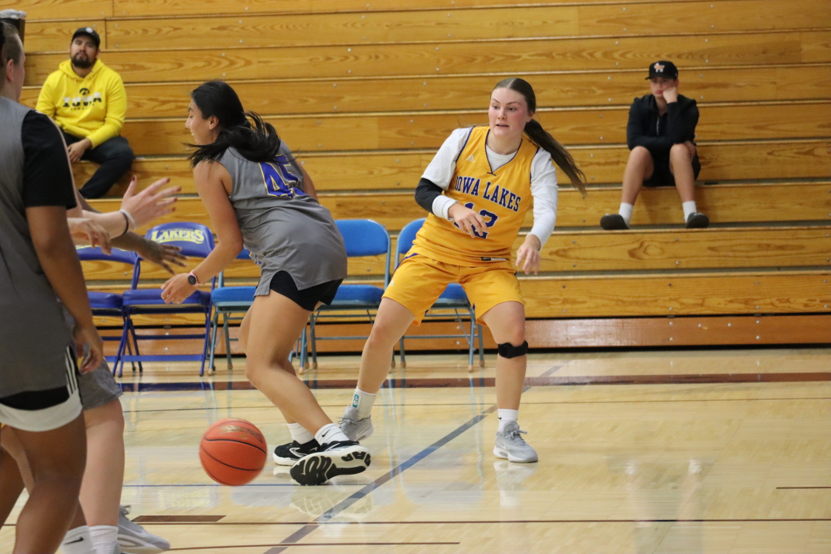 Lakers Split Games at Johnson County Classic