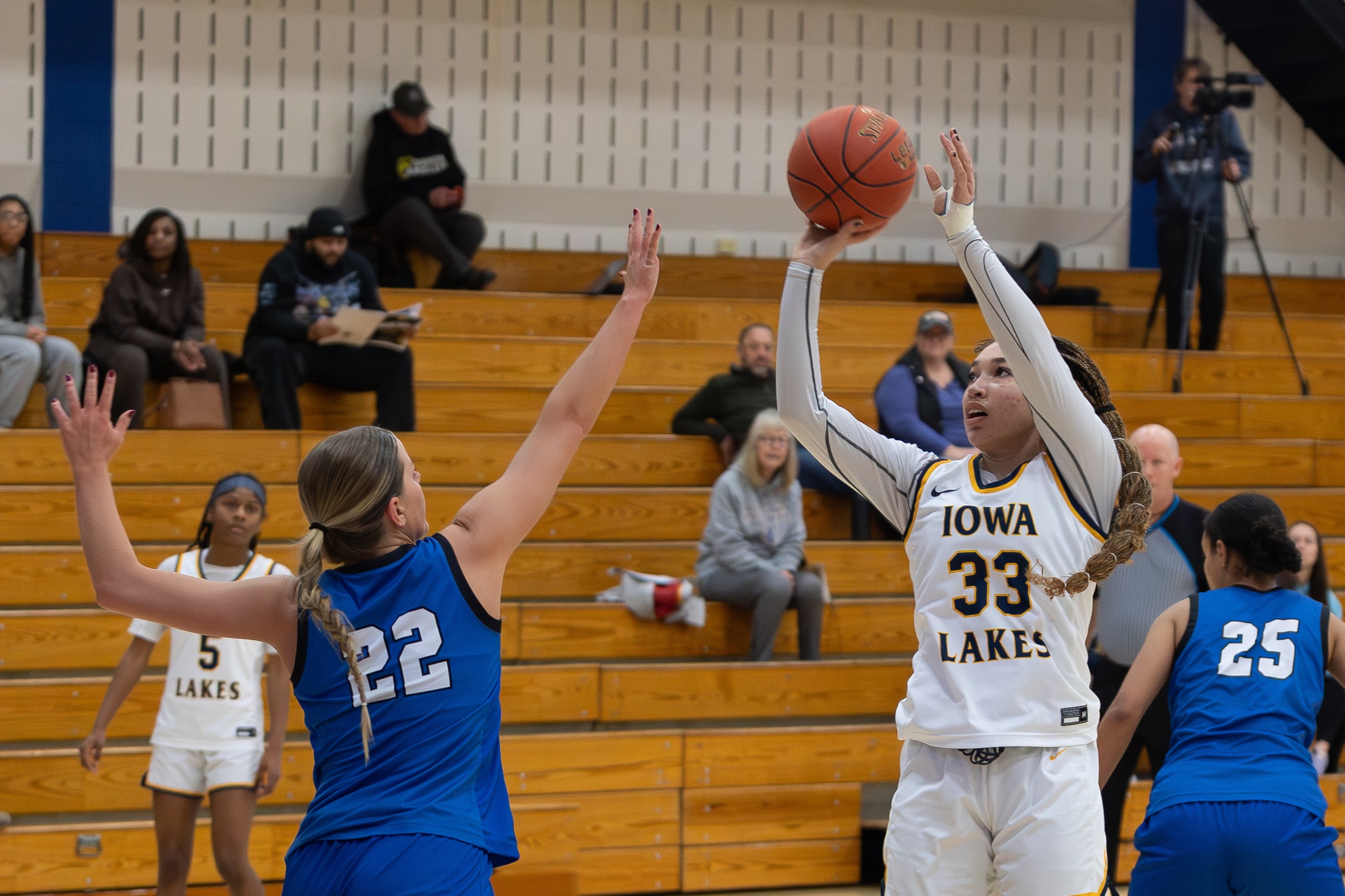Iowa Lakes Falls to DMACC