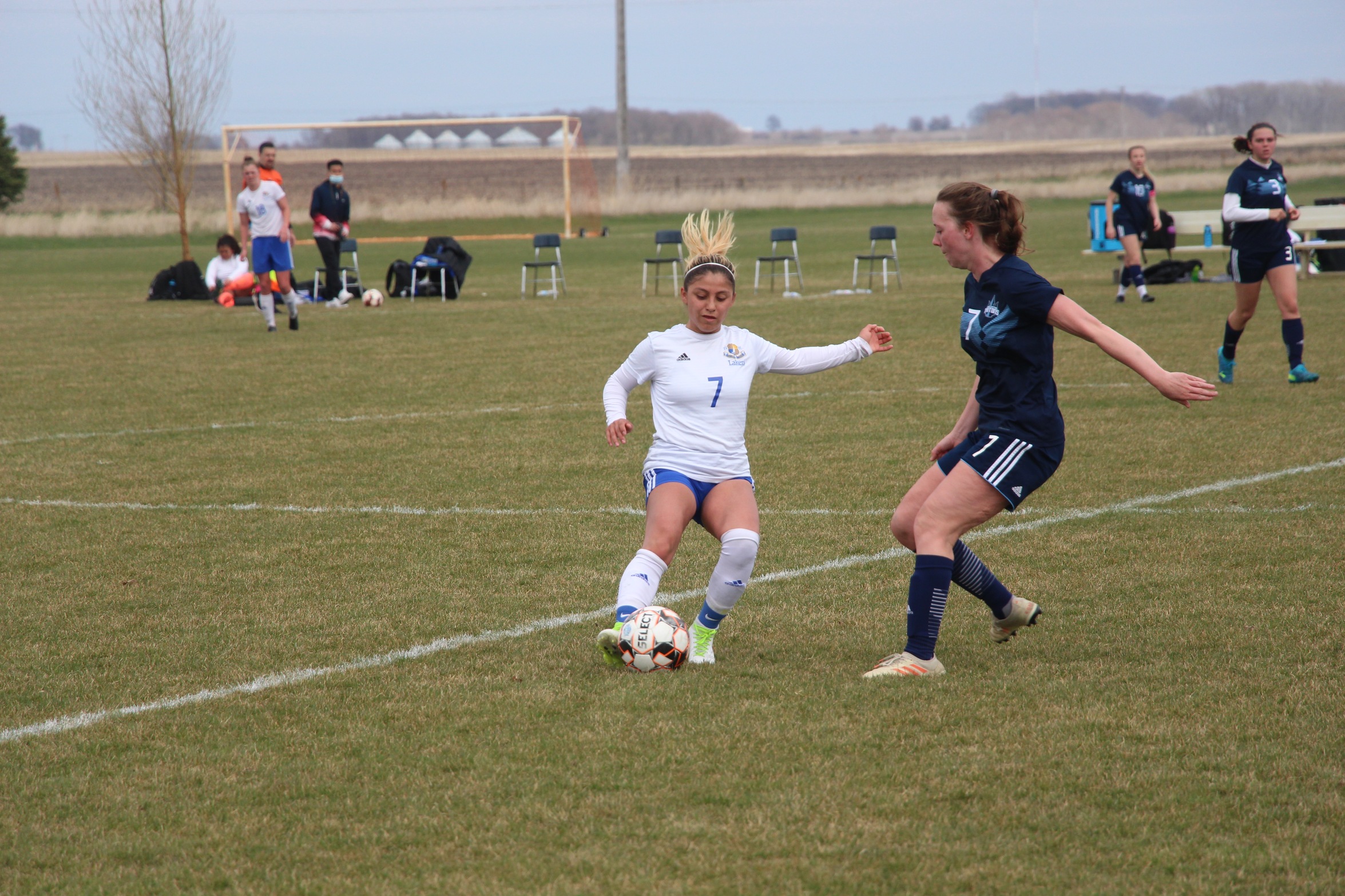 Alexis Vasquez on the ball vs Iowa Central